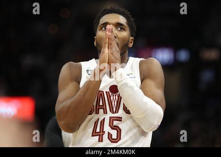 Cleveland, Usa. 21. Dezember 2022. Cleveland Cavaliers, Wächter Donovan Mitchell (45), reagiert auf ein Foul gegen die Milwaukee Bucks in der zweiten Hälfte bei Rocket Mortgage Fieldhouse in Cleveland, Ohio, am Mittwoch, den 21. Dezember 2022. Foto: Aaron Josefczyk/UPI Credit: UPI/Alamy Live News Stockfoto