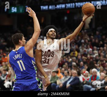 Cleveland, Usa. 21. Dezember 2022. Cleveland Cavaliers Center Jarrett Allen (31) bietet am Mittwoch, den 21. Dezember 2022, am Milwaukee Bucks Center Brooke Lopez (11) in der zweiten Halbzeit im Rocket Mortgage Fieldhouse in Cleveland, Ohio, vorbei. Foto: Aaron Josefczyk/UPI Credit: UPI/Alamy Live News Stockfoto