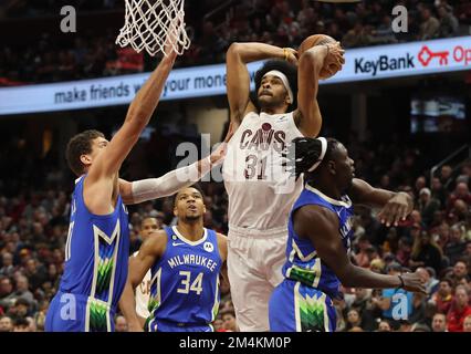 Cleveland, Usa. 21. Dezember 2022. Cleveland Cavaliers Center Jarrett Allen (31) geht in die zweite Hälfte über Milwaukee Bucks Forward Giannis Antetokounmpo (34), Center Brooke Lopez (11) und Guard Jrue Holiday (21) im Rocket Mortgage Fieldhouse in Cleveland, Ohio am Mittwoch, 21. Dezember 2022. Foto: Aaron Josefczyk/UPI Credit: UPI/Alamy Live News Stockfoto