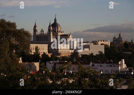 Die Kathedrale der Heiligen Maria das Königshaus von La Almudena in Madrid, Spanien bei Sonnenuntergang Stockfoto