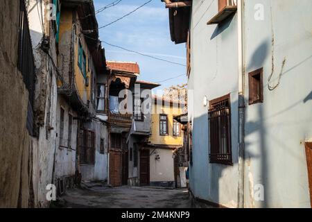 Ankara, Türkei. 17. Dezember 2022. Blick auf verlassene Häuser in der Nachbarschaft. Die Synagoge, die seit etwa 750 Jahren in Gebrauch ist, ist auch die einzige jüdische Synagoge in Ankara. Das Viertel befindet sich im Altindag-Viertel von Ankara und ist einst von Juden bewohnt. Tag für Tag ist es vom Aussterben bedroht. Das Viertel, in dem Ankaras jüdische Gemeinde lebte, vor allem vom 16. Jahrhundert bis zum Anfang des 20. Jahrhunderts, sieht jetzt wie ein ruhiges, zerstörtes Viertel aus. Während der Name des als jüdisches Viertel bekannten Viertels in offiziellen Quellen das Viertel Istiklal ist, sind die meisten Häuser ein Stockfoto