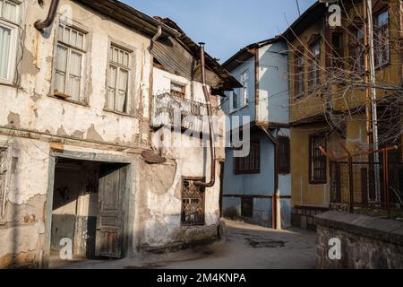 Ankara, Türkei. 17. Dezember 2022. Blick auf verlassene Häuser in der Nachbarschaft. Die Synagoge, die seit etwa 750 Jahren in Gebrauch ist, ist auch die einzige jüdische Synagoge in Ankara. Das Viertel befindet sich im Altindag-Viertel von Ankara und ist einst von Juden bewohnt. Tag für Tag ist es vom Aussterben bedroht. Das Viertel, in dem Ankaras jüdische Gemeinde lebte, vor allem vom 16. Jahrhundert bis zum Anfang des 20. Jahrhunderts, sieht jetzt wie ein ruhiges, zerstörtes Viertel aus. Während der Name des als jüdisches Viertel bekannten Viertels in offiziellen Quellen das Viertel Istiklal ist, sind die meisten Häuser ein Stockfoto