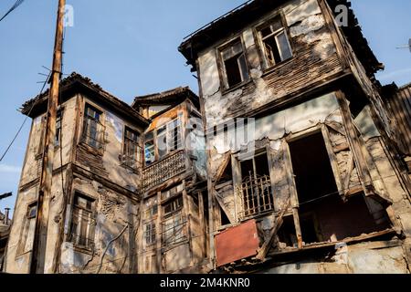 Ankara, Türkei. 17. Dezember 2022. Blick auf zerstörte verlassene Häuser in der Nachbarschaft. Die Synagoge, die seit etwa 750 Jahren in Gebrauch ist, ist auch die einzige jüdische Synagoge in Ankara. Das Viertel befindet sich im Altindag-Viertel von Ankara und ist einst von Juden bewohnt. Tag für Tag ist es vom Aussterben bedroht. Das Viertel, in dem Ankaras jüdische Gemeinde lebte, vor allem vom 16. Jahrhundert bis zum Anfang des 20. Jahrhunderts, sieht jetzt wie ein ruhiges, zerstörtes Viertel aus. Während der Name des als jüdisches Viertel bekannten Viertels in offiziellen Quellen das Viertel Istiklal ist, ist der Großteil des Hauses Stockfoto