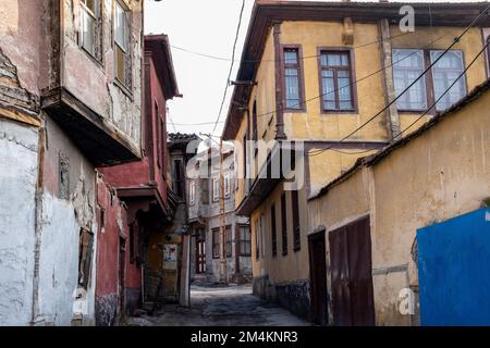 Ankara, Türkei. 17. Dezember 2022. Blick auf verlassene Häuser in der Nachbarschaft. Die Synagoge, die seit etwa 750 Jahren in Gebrauch ist, ist auch die einzige jüdische Synagoge in Ankara. Das Viertel befindet sich im Altindag-Viertel von Ankara und ist einst von Juden bewohnt. Tag für Tag ist es vom Aussterben bedroht. Das Viertel, in dem Ankaras jüdische Gemeinde lebte, vor allem vom 16. Jahrhundert bis zum Anfang des 20. Jahrhunderts, sieht jetzt wie ein ruhiges, zerstörtes Viertel aus. Während der Name des als jüdisches Viertel bekannten Viertels in offiziellen Quellen das Viertel Istiklal ist, sind die meisten Häuser ein Stockfoto