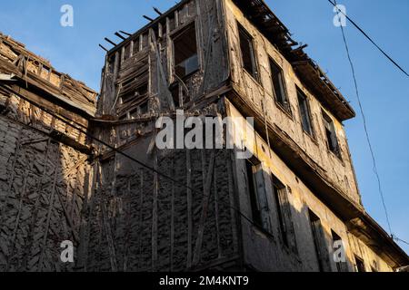 Ankara, Türkei. 17. Dezember 2022. Blick auf ein verlassenes Holzhaus in der Nachbarschaft. Die Synagoge, die seit etwa 750 Jahren in Gebrauch ist, ist auch die einzige jüdische Synagoge in Ankara. Das Viertel befindet sich im Altindag-Viertel von Ankara und ist einst von Juden bewohnt. Tag für Tag ist es vom Aussterben bedroht. Das Viertel, in dem Ankaras jüdische Gemeinde lebte, vor allem vom 16. Jahrhundert bis zum Anfang des 20. Jahrhunderts, sieht jetzt wie ein ruhiges, zerstörtes Viertel aus. Während der Name des als jüdisches Viertel bekannten Viertels in offiziellen Quellen das Viertel Istiklal ist, ist der Großteil des Hauses Stockfoto