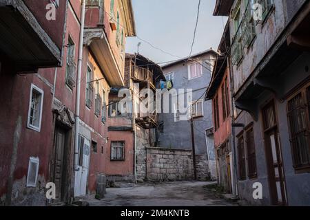 Ankara, Türkei. 17. Dezember 2022. Blick auf verlassene Häuser in der Nachbarschaft. Die Synagoge, die seit etwa 750 Jahren in Gebrauch ist, ist auch die einzige jüdische Synagoge in Ankara. Das Viertel befindet sich im Altindag-Viertel von Ankara und ist einst von Juden bewohnt. Tag für Tag ist es vom Aussterben bedroht. Das Viertel, in dem Ankaras jüdische Gemeinde lebte, vor allem vom 16. Jahrhundert bis zum Anfang des 20. Jahrhunderts, sieht jetzt wie ein ruhiges, zerstörtes Viertel aus. Während der Name des als jüdisches Viertel bekannten Viertels in offiziellen Quellen das Viertel Istiklal ist, sind die meisten Häuser ein Stockfoto