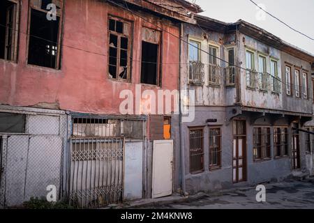 Ankara, Türkei. 17. Dezember 2022. Blick auf verlassene Häuser in der Nachbarschaft. Die Synagoge, die seit etwa 750 Jahren in Gebrauch ist, ist auch die einzige jüdische Synagoge in Ankara. Das Viertel befindet sich im Altindag-Viertel von Ankara und ist einst von Juden bewohnt. Tag für Tag ist es vom Aussterben bedroht. Das Viertel, in dem Ankaras jüdische Gemeinde lebte, vor allem vom 16. Jahrhundert bis zum Anfang des 20. Jahrhunderts, sieht jetzt wie ein ruhiges, zerstörtes Viertel aus. Während der Name des als jüdisches Viertel bekannten Viertels in offiziellen Quellen das Viertel Istiklal ist, sind die meisten Häuser ein Stockfoto