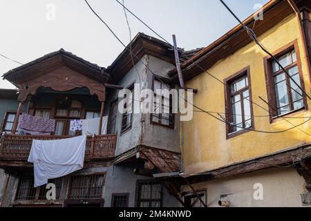 Ankara, Türkei. 17. Dezember 2022. Blick auf verlassene Häuser in der Nachbarschaft. Die Synagoge, die seit etwa 750 Jahren in Gebrauch ist, ist auch die einzige jüdische Synagoge in Ankara. Das Viertel befindet sich im Altindag-Viertel von Ankara und ist einst von Juden bewohnt. Tag für Tag ist es vom Aussterben bedroht. Das Viertel, in dem Ankaras jüdische Gemeinde lebte, vor allem vom 16. Jahrhundert bis zum Anfang des 20. Jahrhunderts, sieht jetzt wie ein ruhiges, zerstörtes Viertel aus. Während der Name des als jüdisches Viertel bekannten Viertels in offiziellen Quellen das Viertel Istiklal ist, sind die meisten Häuser ein Stockfoto