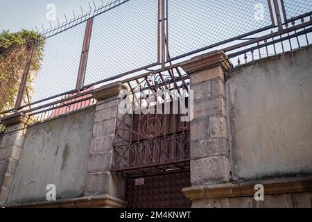 Ankara, Türkei. 17. Dezember 2022. Eine Gottessynagoge im jüdischen Viertel. Die Synagoge, die seit etwa 750 Jahren in Gebrauch ist, ist auch die einzige jüdische Synagoge in Ankara. Das Viertel befindet sich im Altindag-Viertel von Ankara und ist einst von Juden bewohnt. Tag für Tag ist es vom Aussterben bedroht. Das Viertel, in dem Ankaras jüdische Gemeinde lebte, vor allem vom 16. Jahrhundert bis zum Anfang des 20. Jahrhunderts, sieht jetzt wie ein ruhiges, zerstörtes Viertel aus. Während der Name des als jüdisches Viertel bekannten Viertels in offiziellen Quellen das Viertel Istiklal ist, sind die meisten Häuser Stockfoto