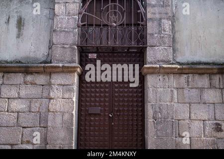 Ankara, Türkei. 17. Dezember 2022. Eine Gottessynagoge im jüdischen Viertel. Die Synagoge, die seit etwa 750 Jahren in Gebrauch ist, ist auch die einzige jüdische Synagoge in Ankara. Das Viertel befindet sich im Altindag-Viertel von Ankara und ist einst von Juden bewohnt. Tag für Tag ist es vom Aussterben bedroht. Das Viertel, in dem Ankaras jüdische Gemeinde lebte, vor allem vom 16. Jahrhundert bis zum Anfang des 20. Jahrhunderts, sieht jetzt wie ein ruhiges, zerstörtes Viertel aus. Während der Name des als jüdisches Viertel bekannten Viertels in offiziellen Quellen das Viertel Istiklal ist, sind die meisten Häuser Stockfoto