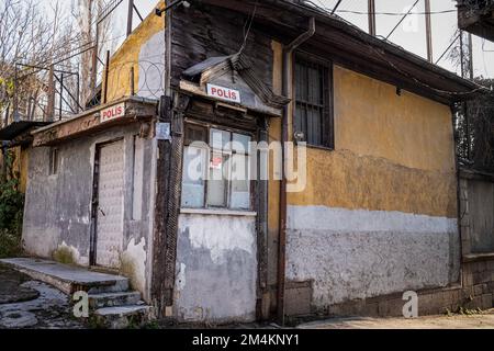 Ankara, Türkei. 17. Dezember 2022. Eine Polizeikabine vor der Tür der Synagoge. Die Synagoge, die seit etwa 750 Jahren in Gebrauch ist, ist auch die einzige jüdische Synagoge in Ankara. Das Viertel befindet sich im Altindag-Viertel von Ankara und ist einst von Juden bewohnt. Tag für Tag ist es vom Aussterben bedroht. Das Viertel, in dem Ankaras jüdische Gemeinde lebte, vor allem vom 16. Jahrhundert bis zum Anfang des 20. Jahrhunderts, sieht jetzt wie ein ruhiges, zerstörtes Viertel aus. Während der Name des als jüdisches Viertel bekannten Viertels in offiziellen Quellen das Viertel Istiklal ist, sind die meisten Häuser A Stockfoto