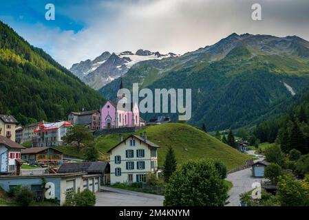 Ein wunderschöner Blick auf die Trient Eglise Rose Kirche in den Schweizer Alpen mit grüner Landschaft Stockfoto