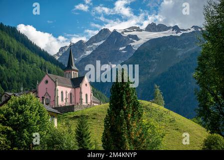 Ein wunderschöner Blick auf die Trient Eglise Rose Kirche in den Schweizer Alpen mit grüner Landschaft Stockfoto