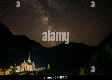 Ein wunderschöner Blick auf die Rosenkirche Trient Eglise in den Schweizer Alpen bei Nacht mit einem Himmel voller Sterne Stockfoto