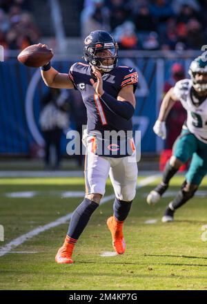 Chicago, Illinois, USA. 18.. Dezember 2022. Chicago Bears Quarterback #1 Justin Fields in Aktion während eines Spiels gegen die Philadelphia Eagles in Chicago, IL. Mike Wulf/CSM/Alamy Live News Stockfoto