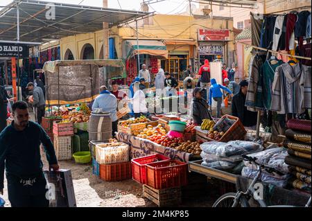 Rissani, Provinz Errachidia, Marokko - 24. November 2022: Verkäufer und Käufer auf einem typischen arabischen Straßenmarkt. Stockfoto