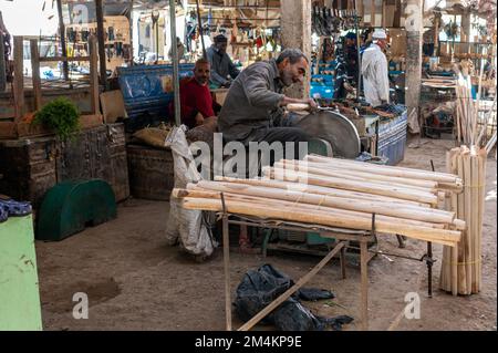 Rissani, Provinz Errachidia, Marokko - 24. November 2022: Arabischer Handwerker, der auf einem Straßenmarkt arbeitet. Stockfoto