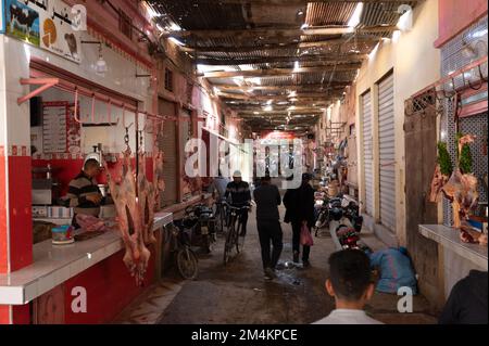 Rissani, Provinz Errachidia, Marokko - 24. November 2022: Verkäufer und Käufer auf einem typischen arabischen Straßenmarkt. Stockfoto