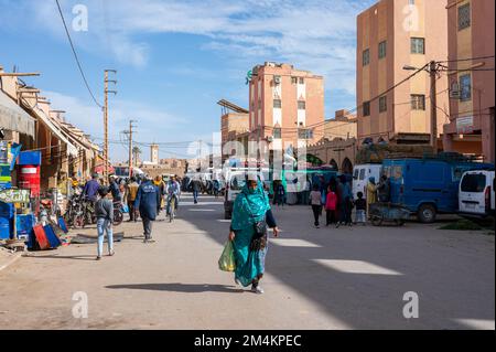 Rissani, Provinz Errachidia, Marokko - 24. November 2022: Verkäufer und Käufer auf einem typischen arabischen Straßenmarkt. Stockfoto