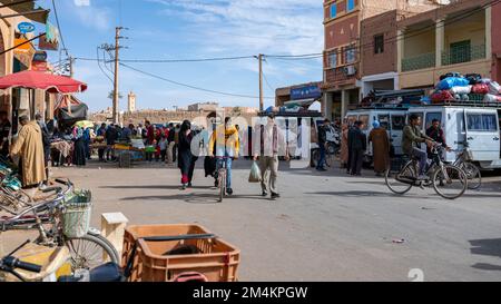 Rissani, Provinz Errachidia, Marokko - 24. November 2022: Verkäufer und Käufer auf einem typischen arabischen Straßenmarkt. Stockfoto