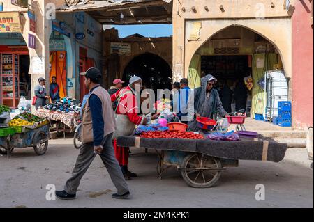 Rissani, Provinz Errachidia, Marokko - 24. November 2022: Verkäufer und Käufer auf einem typischen arabischen Straßenmarkt. Stockfoto