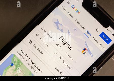 Website von Google Flights, einem Online-Suchdienst für Flugbuchungen zum Kauf von Flugtickets über Drittanbieter, auf iPhone angezeigt Stockfoto