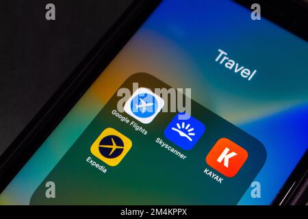 Die Symbole Google Flights, Skyscanner, KAYAK und Expedia werden auf dem iPhone-Bildschirm angezeigt. Ein Online-Suchdienst für Flugbuchungen und ein Konzept für Reisetechnik Stockfoto
