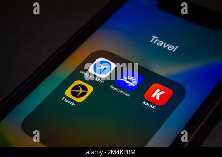 Die Symbole Google Flights, Skyscanner, KAYAK und Expedia werden auf dem iPhone-Bildschirm angezeigt. Ein Online-Suchdienst für Flugbuchungen und ein Konzept für Reisetechnik Stockfoto
