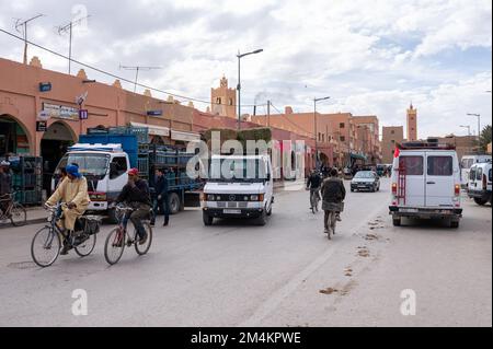 Rissani, Provinz Errachidia, Marokko - 24. November 2022: Verkäufer und Käufer auf einem typischen arabischen Straßenmarkt. Stockfoto