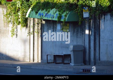 Ein Metro Transit, jetzt Halifax Transit Bushaltestelle entlang der East Perimeter Road gegenüber dem Halifax Shopping Centre in Halifax, Nova Scotia, Kanada. Stockfoto