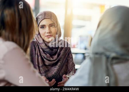 Ich weiß unsere gemeinsame Zeit zu schätzen. Eine Gruppe von Frauen, die sich in einem Café unterhalten. Stockfoto