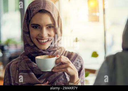 So gut, dass es Nachschub verdient. Eine junge Frau, die mit ihrem Freund in einem Café Kaffee trinkt. Stockfoto