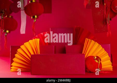 Chinesischer Neujahrshintergrund, Podiumpräsentation mit festlichen chinesischen Laternen, Papierfächern und Postern mit traditionellen Silvesterstreifen für Stockfoto
