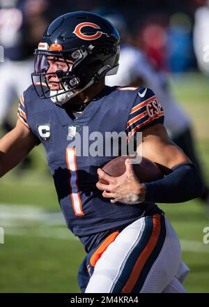 Chicago, Illinois, USA. 18.. Dezember 2022. Chicago Bears Quarterback #1 Justin Fields in Aktion während eines Spiels gegen die Philadelphia Eagles in Chicago, IL. Mike Wulf/CSM/Alamy Live News Stockfoto