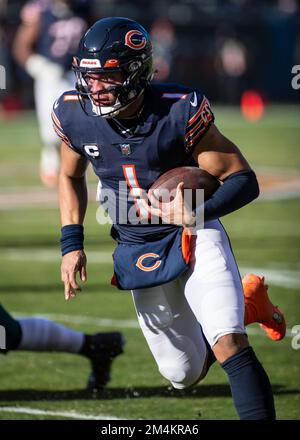 Chicago, Illinois, USA. 18.. Dezember 2022. Chicago Bears Quarterback #1 Justin Fields in Aktion während eines Spiels gegen die Philadelphia Eagles in Chicago, IL. Mike Wulf/CSM/Alamy Live News Stockfoto