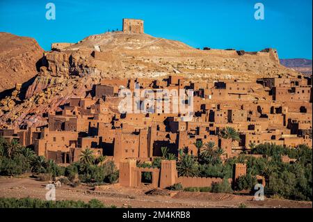 AIT Benhaddou, Ouarzazate, Marokko - 28. November 2022: Blick auf eine traditionelle marokkanische Kasbah Ait Benhaddou. Stockfoto