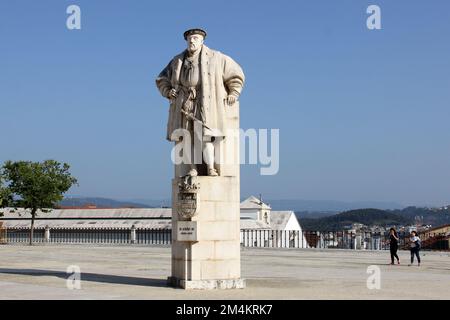 Statue von Joao III. Von Portugal, von Francisco Franco, errichtet 1950, in Paco das Escolas, historischer Innenhof der Universität von Coimbra, Portugal Stockfoto