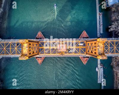 Die Drohne von Tower Bridge hat eine versteckte Bedeutung auf dem rechten Turm. Sacramento, Kalifornien Stockfoto