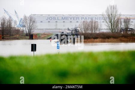 Papenburg, Deutschland. 21. Dezember 2022. Die Werften der Meyer Werft befinden sich in der Nähe des Ems am Stadtrand. Kredit: Hauke-Christian Dittrich/dpa/Alamy Live News Stockfoto