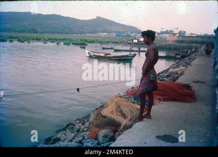 Der Kolis, eine traditionelle Fischereigemeinde in Maharashtra. Koli, die Kaste der ursprünglichen Fischer – die Hauptbesetzung von Koli ist Fischen. In erster Linie sind es Fischer und Bootsfahrer. Sie sind in verschiedenen Methoden der See- und Flussfischerei geschult und werden regelmäßig als Arbeiter auf einer Fähre beschäftigt. Ihre Verbindung mit Wasser hat dazu geführt, dass sie zum Wasserträger für Hindus wurden. Stockfoto