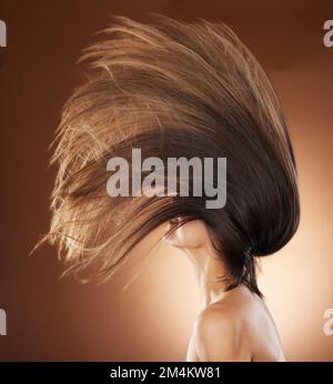 Schönheit, Haarpflege und Salon mit Woman Flip für Shampoo, Gesundheit und Keratin Behandlung. Mode, Wind und Kosmetik mit Profil eines Mädchenmodells für Stockfoto