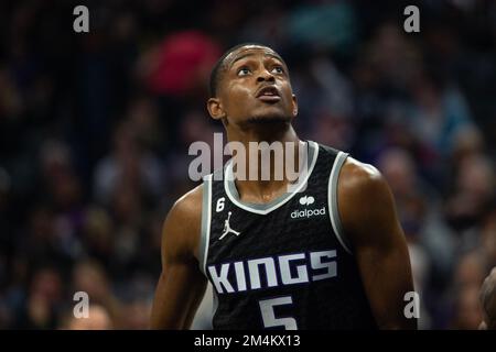 Sacramento, Kalifornien, USA. 21. Dezember 2022. Sacramento Kings Guard De'Aaron Fox (5) schaut während eines Spiels im Golden 1 Center in Sacramento am Mittwoch, den 21. Dezember 2022 auf den Korb. (Kreditbild: © Paul Kitagaki Jr./ZUMA Press Wire) Stockfoto