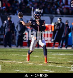 Chicago, Illinois, USA. 18.. Dezember 2022. Chicago Bears Quarterback #1 Justin Fields in Aktion während eines Spiels gegen die Philadelphia Eagles in Chicago, IL. Mike Wulf/CSM/Alamy Live News Stockfoto