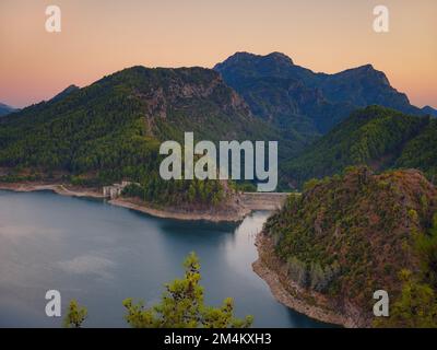 Reisen Sie durch die türkei, Burdur Region. Karacaoren-See und Berge bei Sonnenuntergang aus der Vogelperspektive in der Türkei. Waldinsel in türkisfarbener Wasserlandschaft Stockfoto
