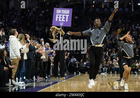 Sacramento, Kalifornien, USA. 21. Dezember 2022. Slamson Hi-Fives in der zweiten Halbzeit während eines Spiels im Golden 1 Center in Sacramento, Mittwoch, 21. Dezember 2022. (Kreditbild: © Paul Kitagaki Jr./ZUMA Press Wire) Stockfoto