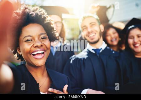 Wir haben es zusammen geschafft. Eine Gruppe von Schülern, die zusammen ein Selfie machen. Stockfoto