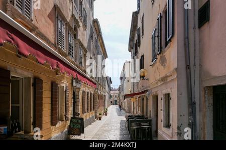 Ein wunderschönes Bild von alten Gebäuden in einer engen Straße in Porec, Istrien, Kroatien an einem sonnigen Tag Stockfoto