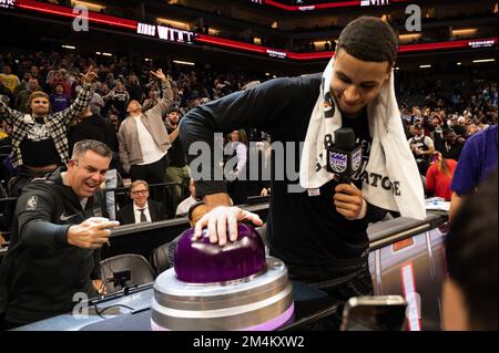 Sacramento, Kalifornien, USA. 21. Dezember 2022. Sacramento Kings Forward Keegan Murray (13) beleuchtet den Strahl, nachdem die Kings die Lakers 134-120 im Golden 1 Center in Sacramento am Mittwoch, den 21. Dez. 2022 besiegt haben. (Kreditbild: © Paul Kitagaki Jr./ZUMA Press Wire) Stockfoto