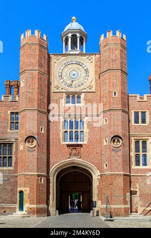 LONDON, GROSSBRITANNIEN - 18. MAI 2014: Dies ist der Uhrenturm mit einem Bogengang zum Sentinel Courtyard im Hampton Court Palace. Stockfoto