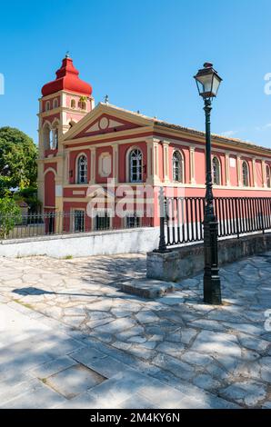 Charmante griechisch-orthodoxe Kirche inmitten des öffentlichen Gartens am Spianada-Platz, Korfu, Griechenland. Stockfoto